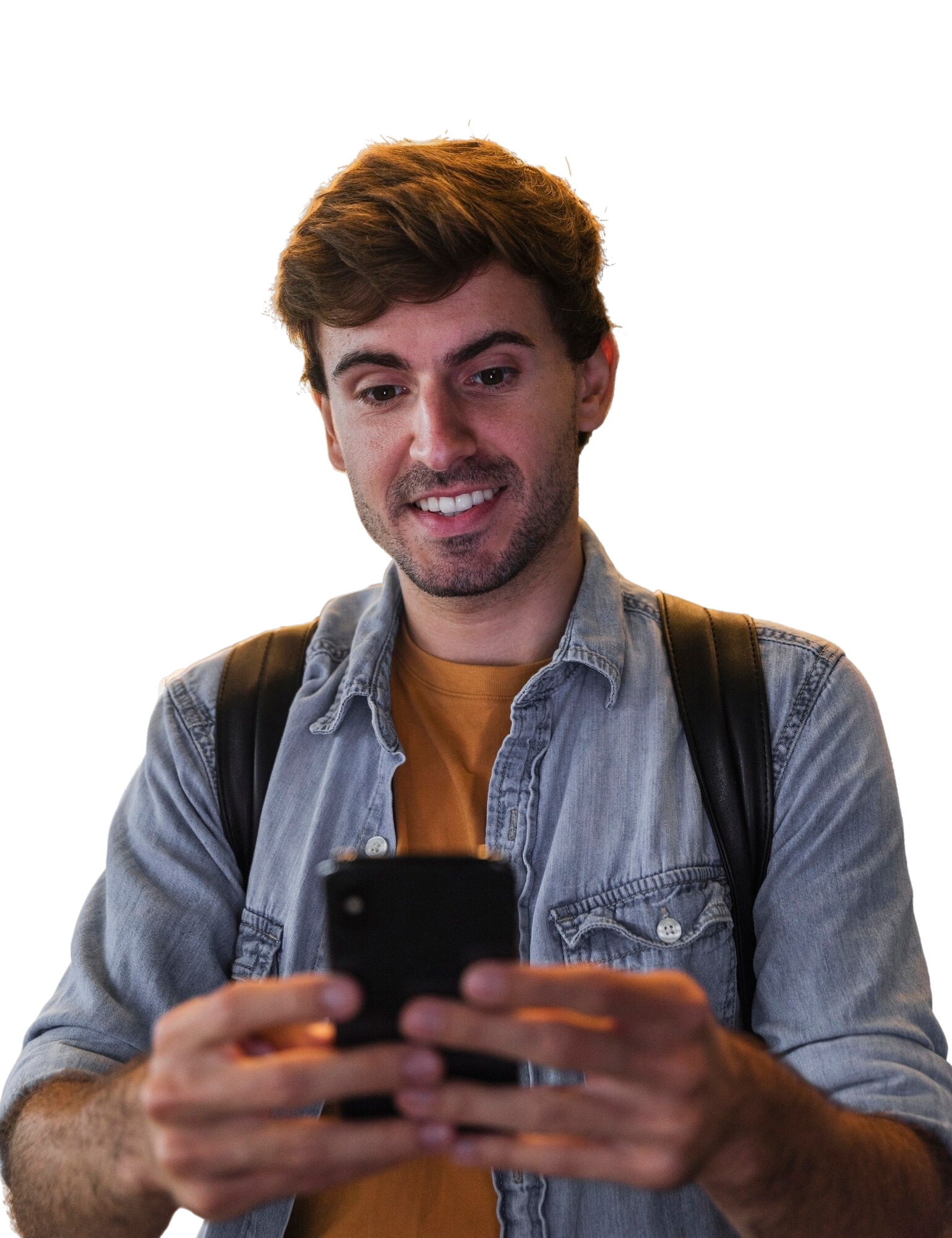 Lojista sorrindo olhando o celular